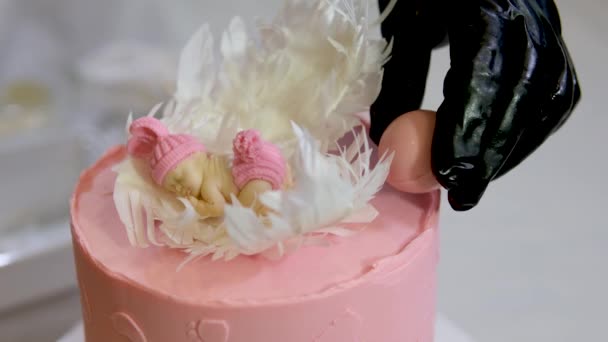 Aile Için Bir Pasta Süslemesi Üzerinde Melek Kanatları Pembe Bebek — Stok video