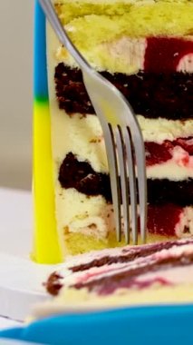 Ukrayna bayrağı şeklinde pasta. Sarı ve mavi katmanlı. Ukrayna arması, darı ve buğday başaklarıyla lezzetli bir pasta süslemesi.