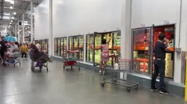 Costco toptan satış süpermarketi. İnsanlar alışveriş için büyük arabalara gidiyor. Kanada Vancouver BC 2023.
