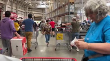 Costco toptan satış süpermarketi. İnsanlar alışveriş için büyük arabalara gidiyor. Kanada Vancouver BC 2023.