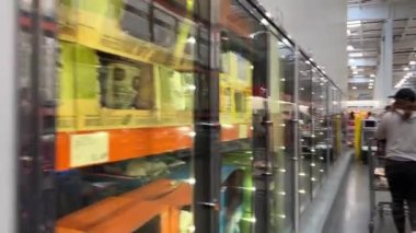 Costco toptan satış süpermarketi. İnsanlar alışveriş için büyük arabalara gidiyor. Kanada Vancouver BC 2023.