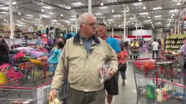 Costco toptan satış süpermarketi. İnsanlar alışveriş için büyük arabalara gidiyor. Kanada Vancouver BC 2023.