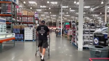 Costco toptan satış süpermarketi. İnsanlar alışveriş için büyük arabalara gidiyor. Kanada Vancouver BC 2023.