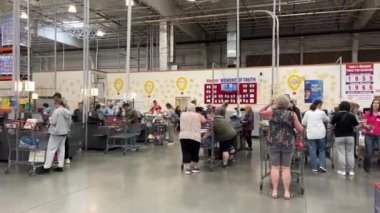 Costco toptan satış süpermarketi. İnsanlar alışveriş için büyük arabalara gidiyor. Kanada Vancouver BC 2023.
