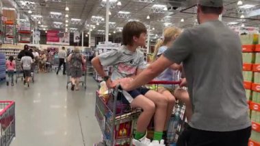 Costco toptan satış süpermarketi. İnsanlar alışveriş için büyük arabalara gidiyor. Kanada Vancouver BC 2023.