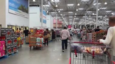 Costco toptan satış süpermarketi. İnsanlar alışveriş için büyük arabalara gidiyor. Kanada Vancouver BC 2023.