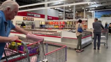 Costco toptan satış süpermarketi. İnsanlar alışveriş için büyük arabalara gidiyor. Kanada Vancouver BC 2023.