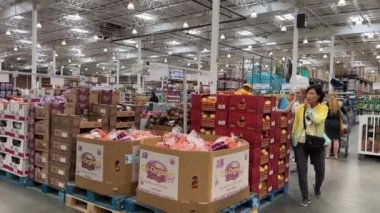 Costco toptan satış süpermarketi. İnsanlar alışveriş için büyük arabalara gidiyor. Kanada Vancouver BC 2023.