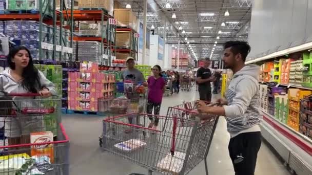 Costco Wholesale Супермаркет Продуктовими Продуктами Люди Йдуть Великих Возах Збираючи — стокове відео