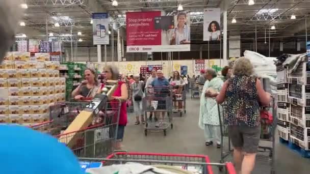 带有食品杂货的Costco批发超级市场人们去购物大篷车去购物加拿大温哥华Bc 2023 — 图库视频影像