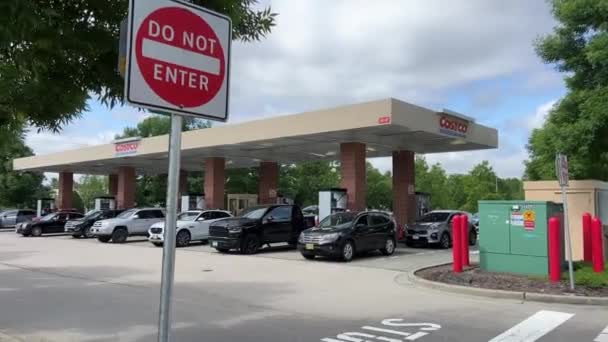 Emberek Autók Várakozó Hosszú Sorban Sorban Sávok Tankolni Járművek Benzin — Stock videók
