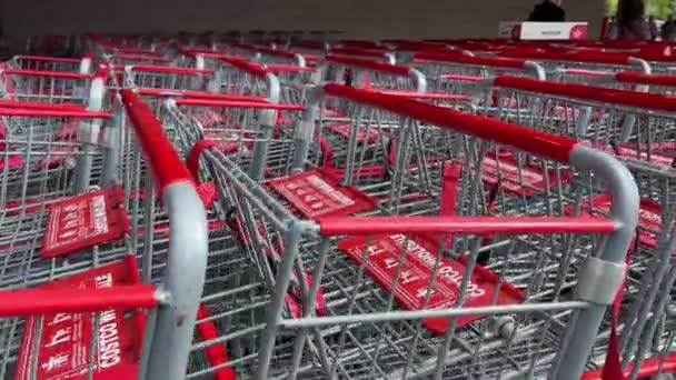 带有食品杂货的Costco批发超级市场人们去购物大篷车去购物加拿大温哥华Bc 2023 — 图库视频影像