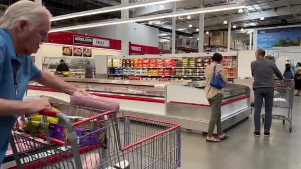 Costco Toptan Satış Süpermarketi Nsanlar Alışveriş Için Büyük Arabalara Gidiyor — Stok video