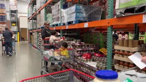 Costco Großmarkt Mit Lebensmitteln Menschen Gehen Einkaufen Große Einkaufswagen Abholung — Stockvideo
