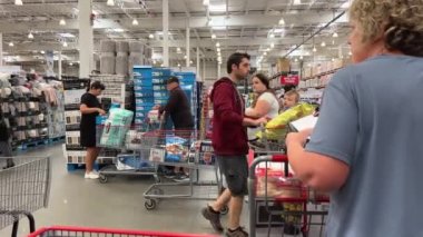 Costco toptan satış süpermarketi. İnsanlar alışveriş için büyük arabalara gidiyor. Kanada Vancouver BC 2023.