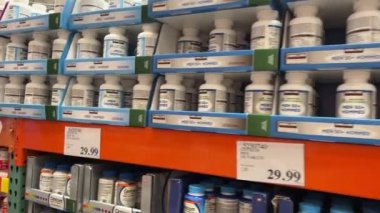 Costco toptan satış süpermarketi. İnsanlar alışveriş için büyük arabalara gidiyor. Kanada Vancouver BC 2023.