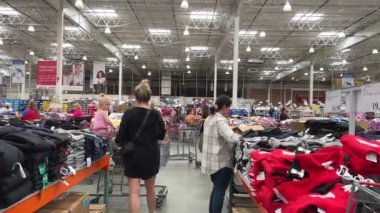 Costco toptan satış süpermarketi. İnsanlar alışveriş için büyük arabalara gidiyor. Kanada Vancouver BC 2023.