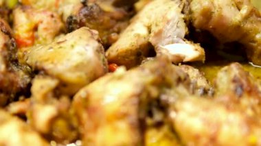 Limonlu, kavrulmuş tavuk leziz kızarmış tavuk pirzolası videosu. Yüksek kalite