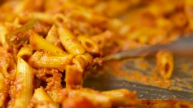 Gül soslu makarna. Izgara tavuklu Makarna Kremalı Pembe Sos 'un yakın görüntüsü. Yüksek kaliteli FullHD görüntüler
