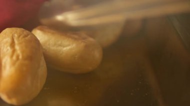 Demir tepside taze sıcak hamur işi bir restoranda tong kırmızı peçeteyle yemek seçimleri sunar lezzetli kabuklu beyaz ekmek kahvaltı öğle yemeği