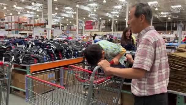 Costco Supermercado Por Mayor Con Comestibles Gente Compras Carritos Grandes — Vídeos de Stock