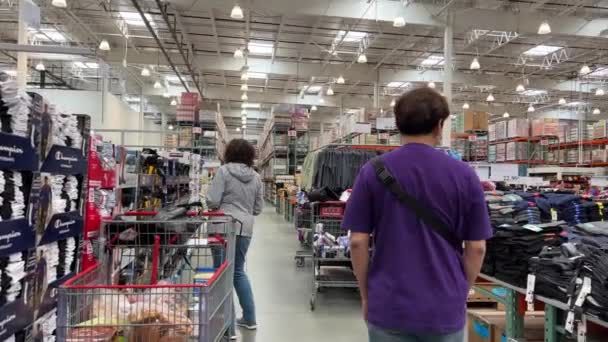 Costco Großmarkt Mit Lebensmitteln Menschen Gehen Einkaufen Große Einkaufswagen Abholung — Stockvideo