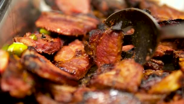 烤猪肉蒸肉 猪颈与添加香草和香料在烤盘 顶部视图 高质量的 — 图库视频影像