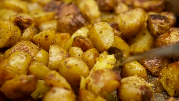 Forno Assado Batatas Inteiras Com Tempero Ervas Bandeja Metálica Batatas — Vídeo de Stock