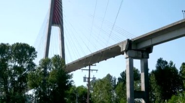 New Westminster ve Surrey 'deki Skytrain Köprüsü, Büyük Vancouver, British Columbia, Kanada. Gökyüzü. Brownsville Bar Parkı. Yüksek kalite 4k görüntü