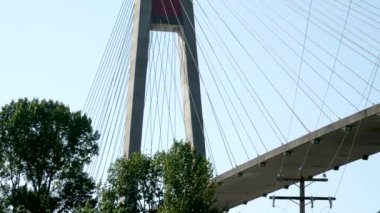 Fraser River römorkörü, New Westminster Skyline. Fraser Nehri 'nde bir römorkör New Westminster, British Columbia, Kanada' daki banliyö demiryolu köprüsünün altından geçiyor. Yüksek kalite 4k görüntü