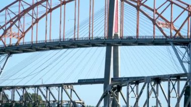 Dağcı treni Pattullo kemer köprüsünü geçiyor Fraser Nehri Surrey üzerinden, Britanya Kolumbiyası, Kanada. Suyun üzerinde uzun süre köprü var. Gökyüzü Tren Köprüsü.