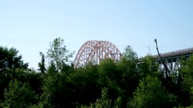 Fraser Nehri üzerindeki Pattullo Köprüsü. Surrey, British Columbia, Kanada. Suyun üzerinde uzun süre köprü var. Sky Train Köprüsü. Diğer köprülerin yanında pembe kemer şeklinde bir köprü.