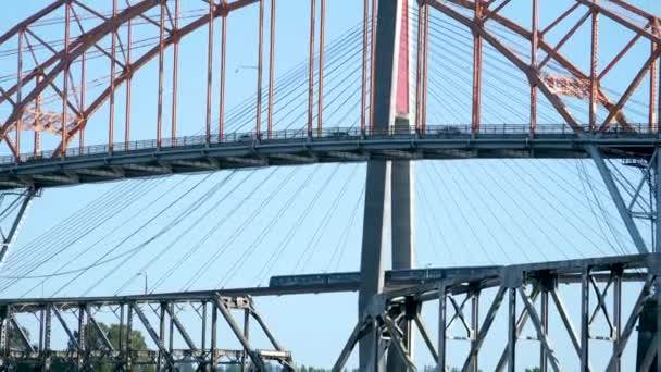 加拿大不列颠哥伦比亚省萨里河上的登山者火车穿过帕图洛拱桥 桥在水面上的长期暴露 — 图库视频影像