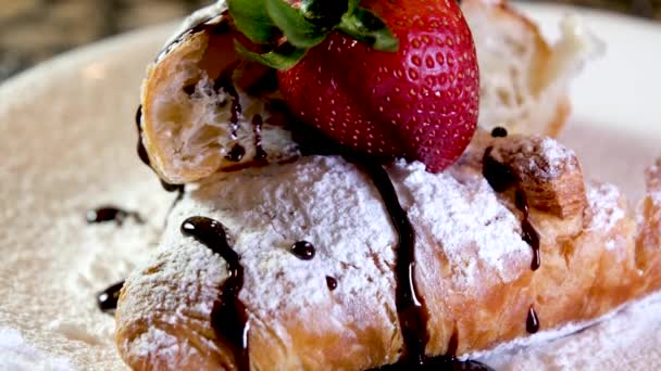 Detailní Záběr Croissant Posypaný Práškovým Cukrem Jahodami Mátovými Listy Lahodný — Stock video