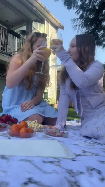 Twee Tiener Vriendinnen Natuur Zitten Picknick Handen Van Boeken Telefoons — Stockvideo