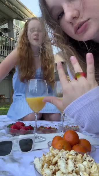 Zwei Freundinnen Teenageralter Sitzen Beim Picknick Der Hand Von Büchern — Stockvideo