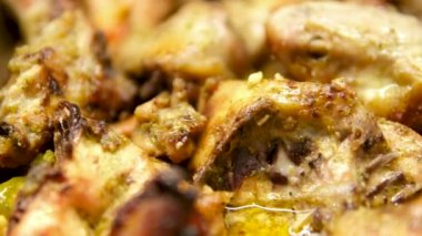 Limonlu, kavrulmuş tavuk leziz kızarmış tavuk pirzolası videosu. Yüksek kalite