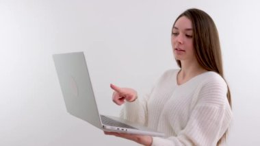 Asyalı mutlu bayan başarılı iş kadını serbest öğrenci kız öğrenci, kazanan kadın dizüstü bilgisayar gösterme uzmanı tamam işaret işareti onaylandı harika bir anlaşma jesti