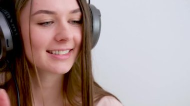 Gülümseyen beyaz kadın blogcu evde oturup kameraya bakarak konuşuyor. Yakınlaştırma videosundaki Vlogger. Etkilendirici konuşuyor sohbet ediyor, konferans çağrısı kayıt yaşam tarzı vlog 'u, webcam görünümü 