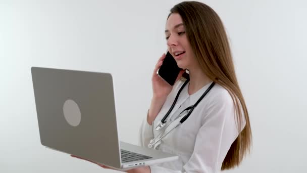 Jovem Médica Raça Mista Estetoscópio Jaleco Sobre Pescoço Usando Laptop — Vídeo de Stock