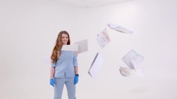 Médico Fêmea Terno Médico Azul Luvas Higiênicas Fica Centro Certificados — Vídeo de Stock