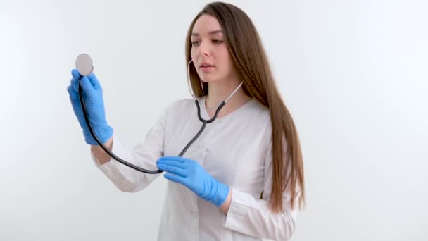 Een Jonge Vrouwelijke Cardioloog Witte Jas Met Behulp Van Fonendoscoop — Stockvideo