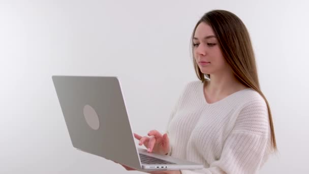 女性の医療アシスタントは ノートパソコン上で遠くの患者を呼び出す白いコート ヘッドセットビデオを身に着けています 医師は 仮想チャットコンピュータアプリを使用してクライアントに話しています 遠隔医療サービスの概念 — ストック動画