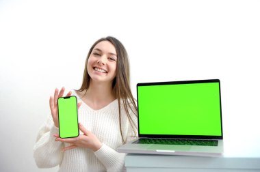 Yeşil ekranlı akıllı telefonu elinde tutan odaksız kadın, kopyalama alanı. Yüksek kalite fotoğraf