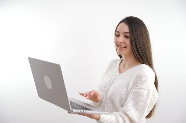 Banner Girl Laptopem Słuchawkach Komunikuje Konferencję Online Przyjaciółmi Machając Dużo — Zdjęcie stockowe
