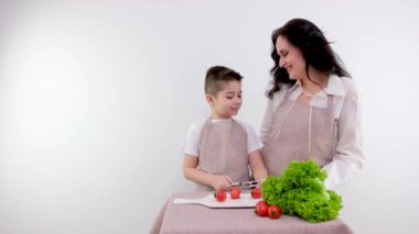 Kadın ve küçük çocuk atıştırmak için sağlıklı bir salata yiyorlar. Yüksek kalite fotoğraf