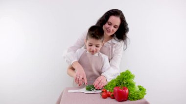 Kadın ve küçük çocuk atıştırmak için sağlıklı bir salata yiyorlar. Yüksek kalite fotoğraf