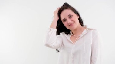 Sevimli esmer kadın, şakacı bir şekilde göz kırpıyor, flört ediyor. Kadınlar saçlarını pastel mavisi renge boyarlar. Kıvırcık saçlı, gülümseyen manken yüzü beyaz bluz ya da gömlek giyer. Yüksek kalite