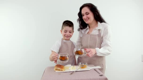 Maman Petit Fils Propagation Sur Fromage Miel Petit Déjeuner Nourriture — Video