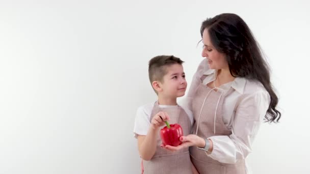 Szczęśliwa Kobieta Siekająca Czerwoną Paprykę Podczas Stania Dziećmi Kuchni Wysokiej — Wideo stockowe